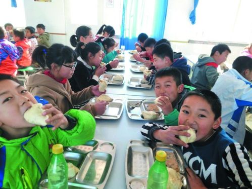 食堂大媽用手抓米粉給學生,保潔手套衛(wèi)生引爭議,校方 已辭退