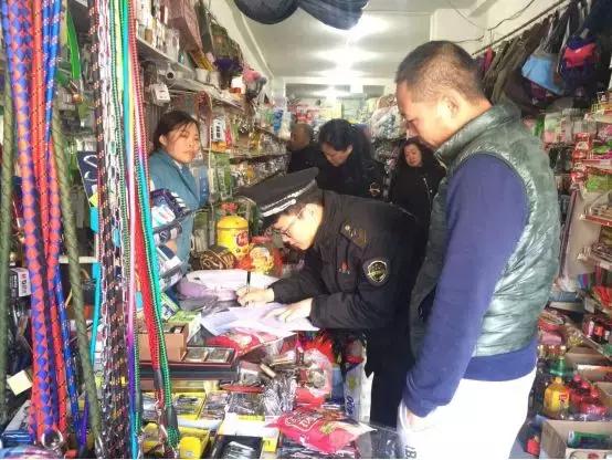 這些食品別讓孩子買 重慶全面整頓校園周邊 五毛零食