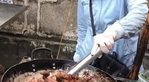 女孩校門口賣小吃,15元1只,家長排隊來買,學生 一次能吃一只