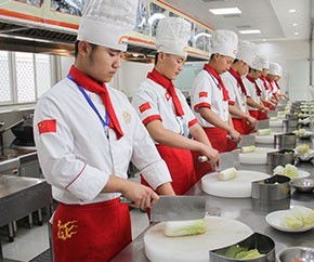大廚精英專業(yè) 山東新東方烹飪學(xué)院，成就西點(diǎn)西餐夢想